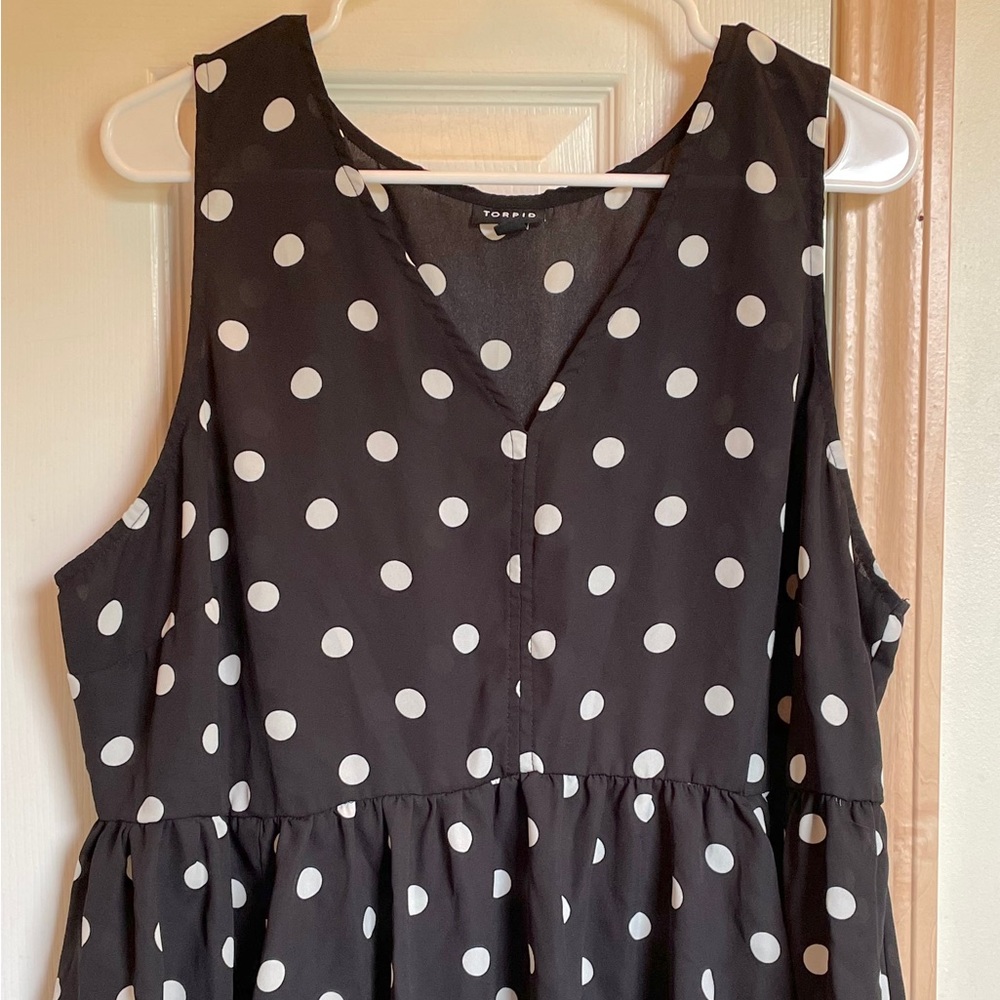 Torrid sleeveless top, black & white polka dot.